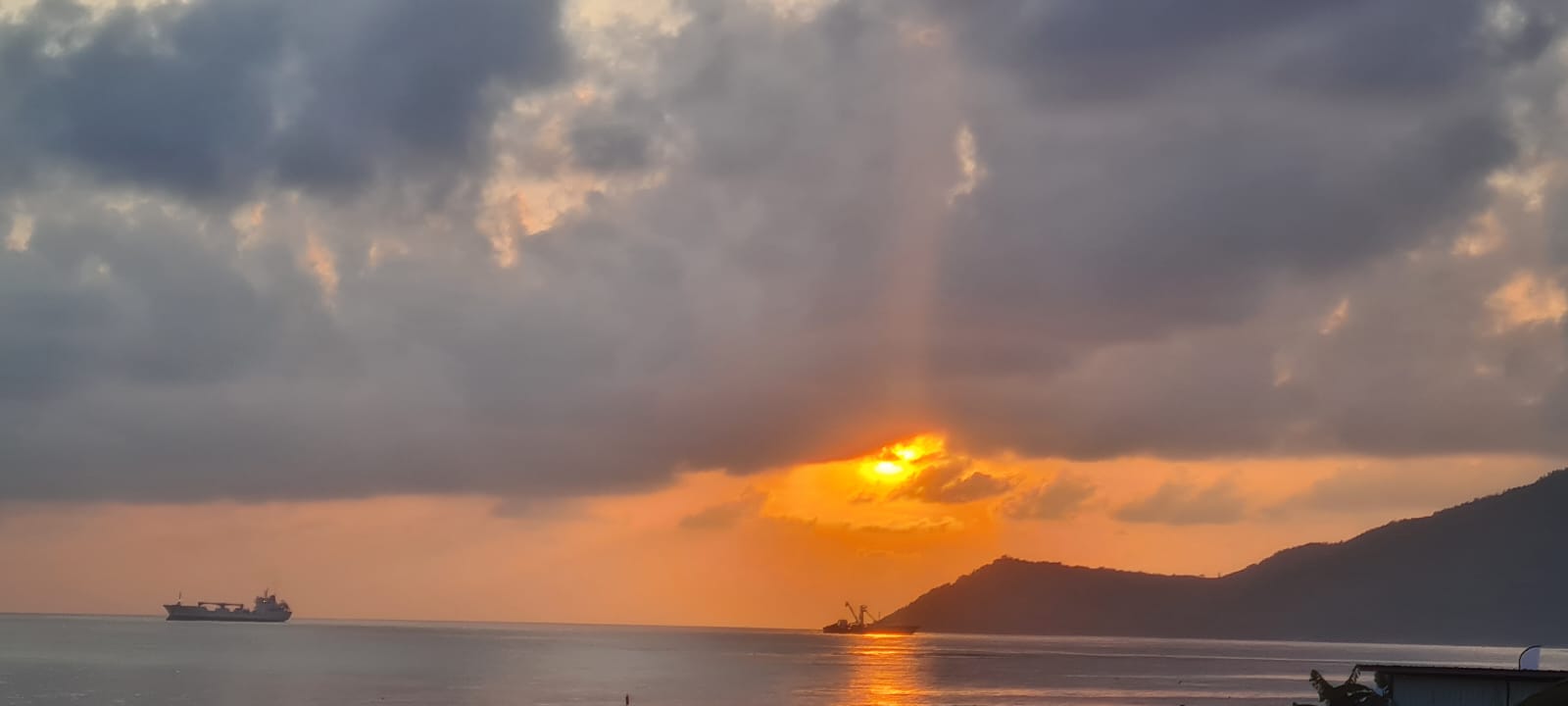 Golden sunrise over the Seychelles horizon